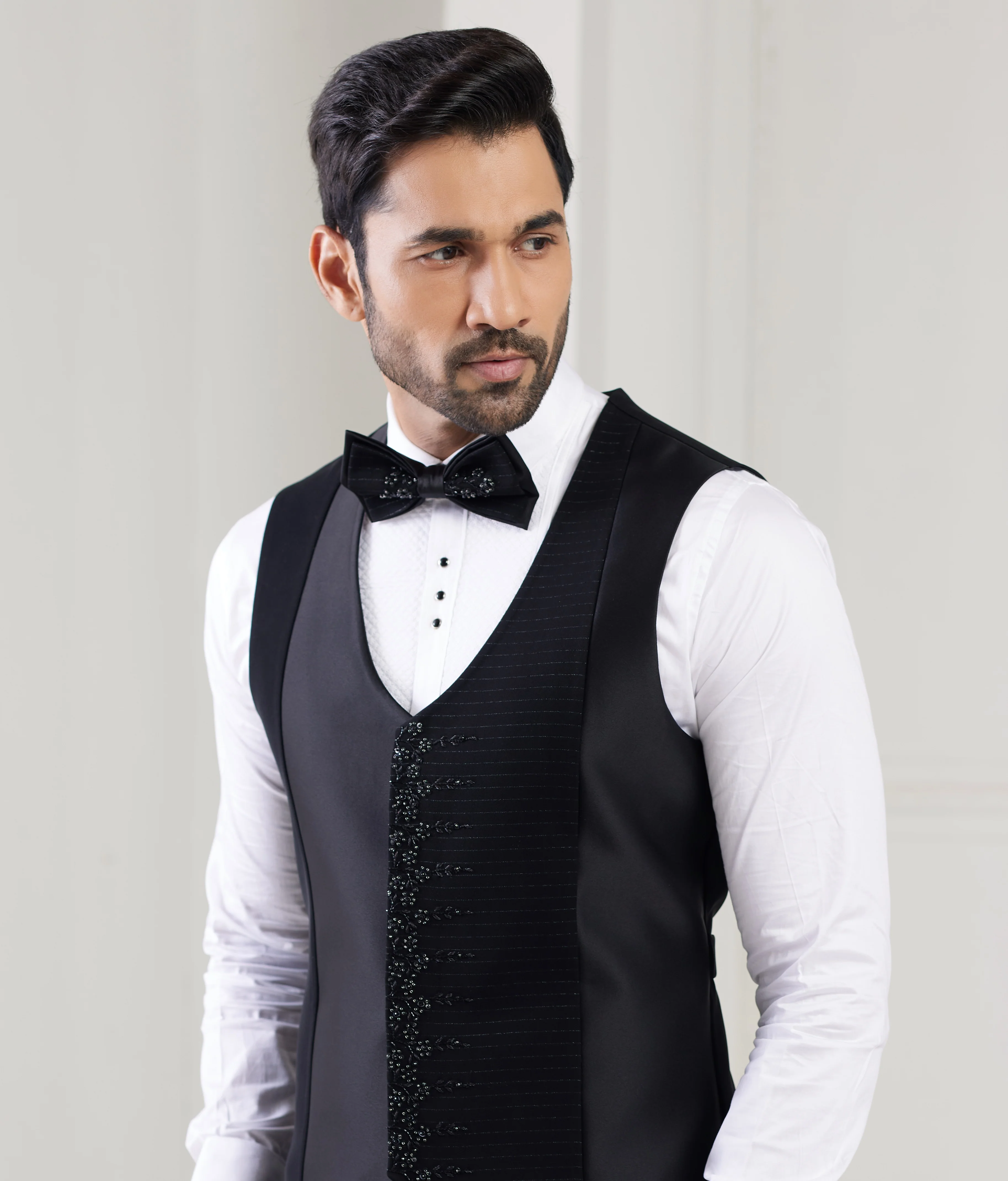 Black men’s tuxedo with embroidery - Image 3