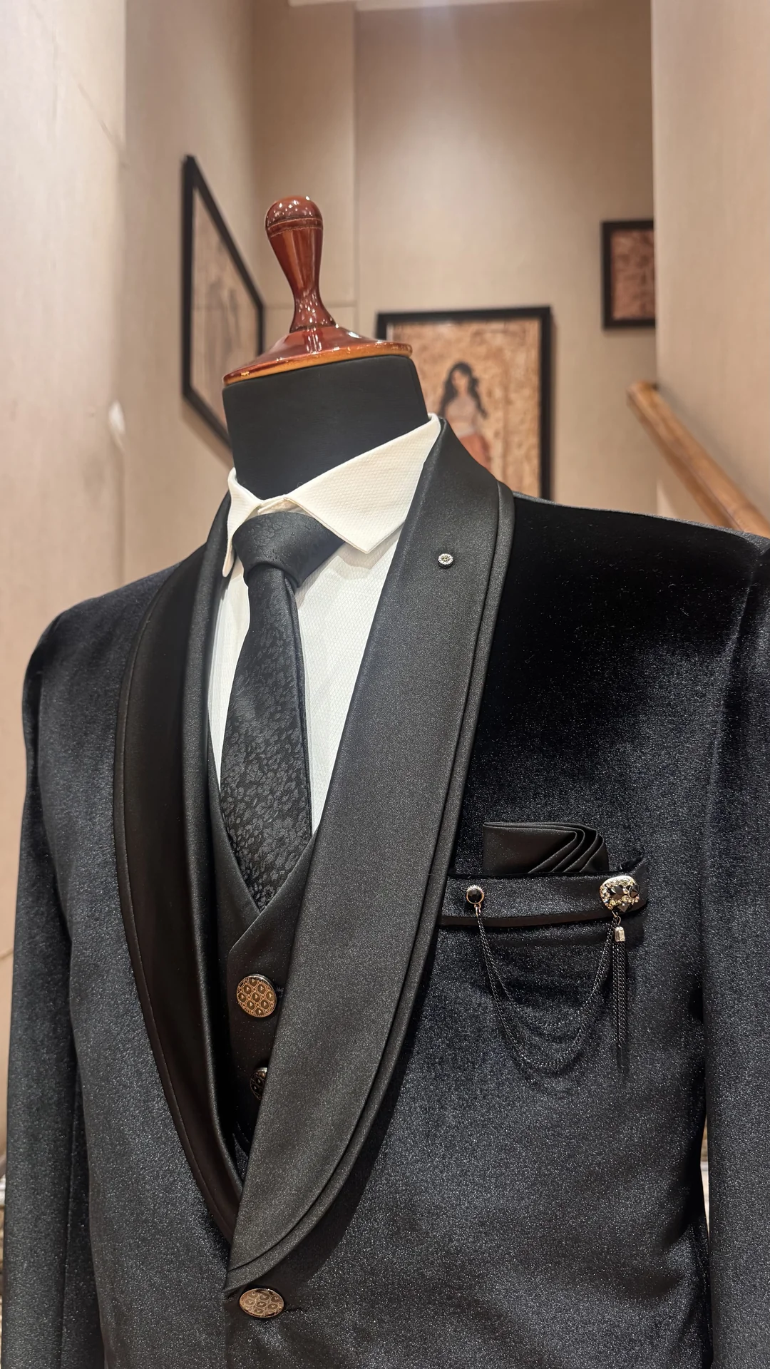Black velvet Tuxedo for Men - Image 2