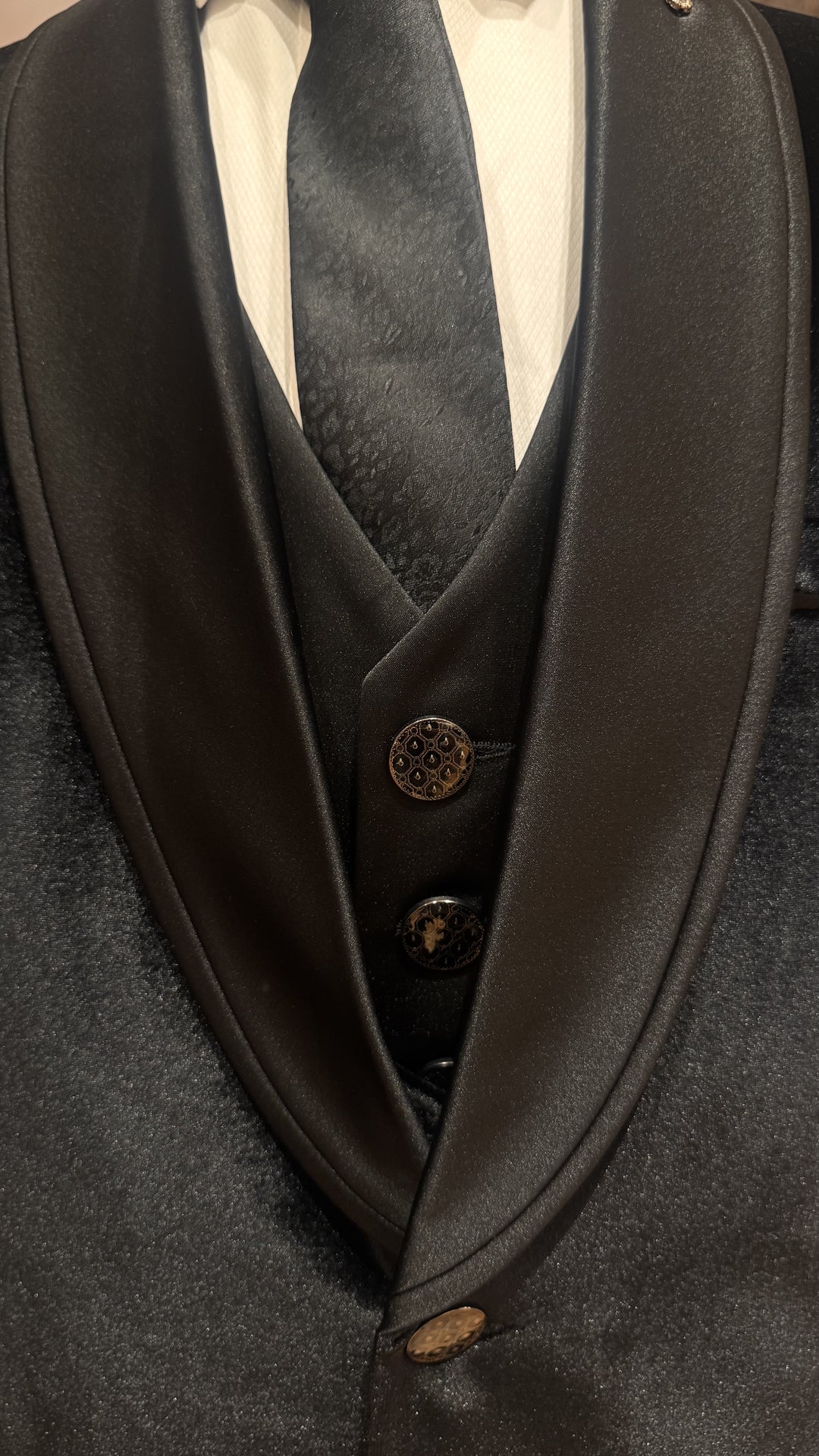 Black velvet Tuxedo for Men - Image 3