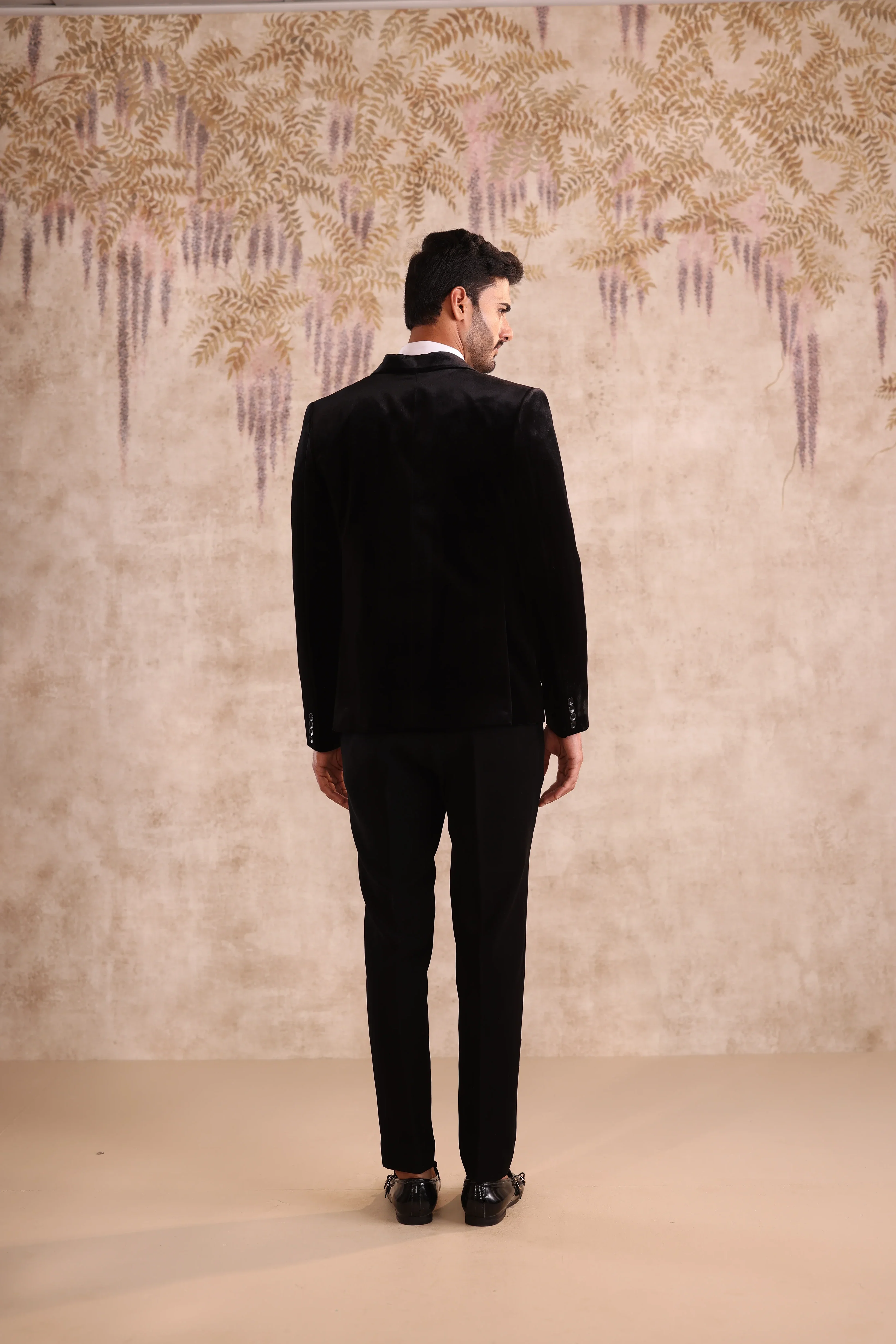 Black velvet peak embroidered lapel tuxedo - Image 2