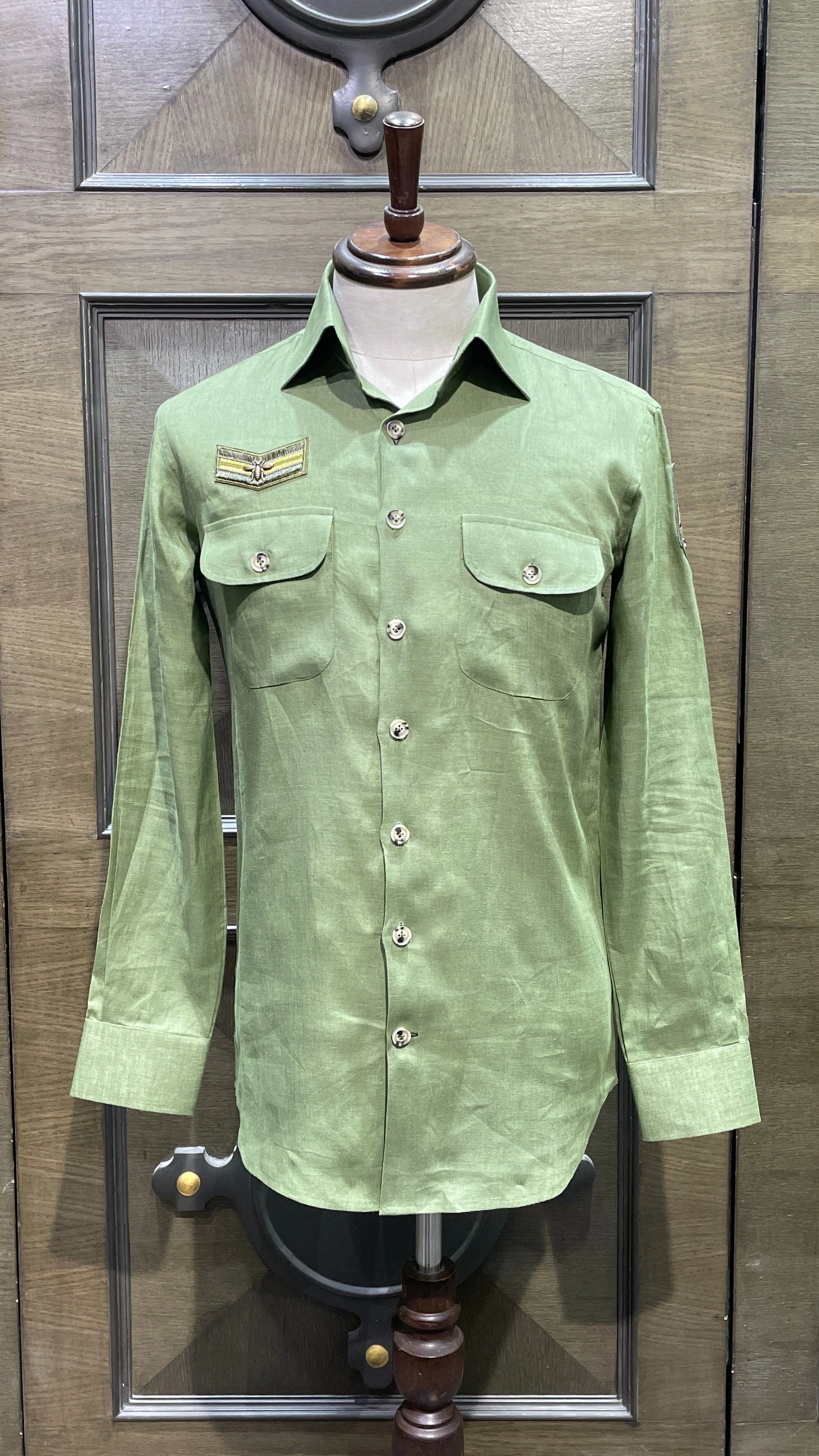 Green linen safari shirt with embroidered badges - Image 2