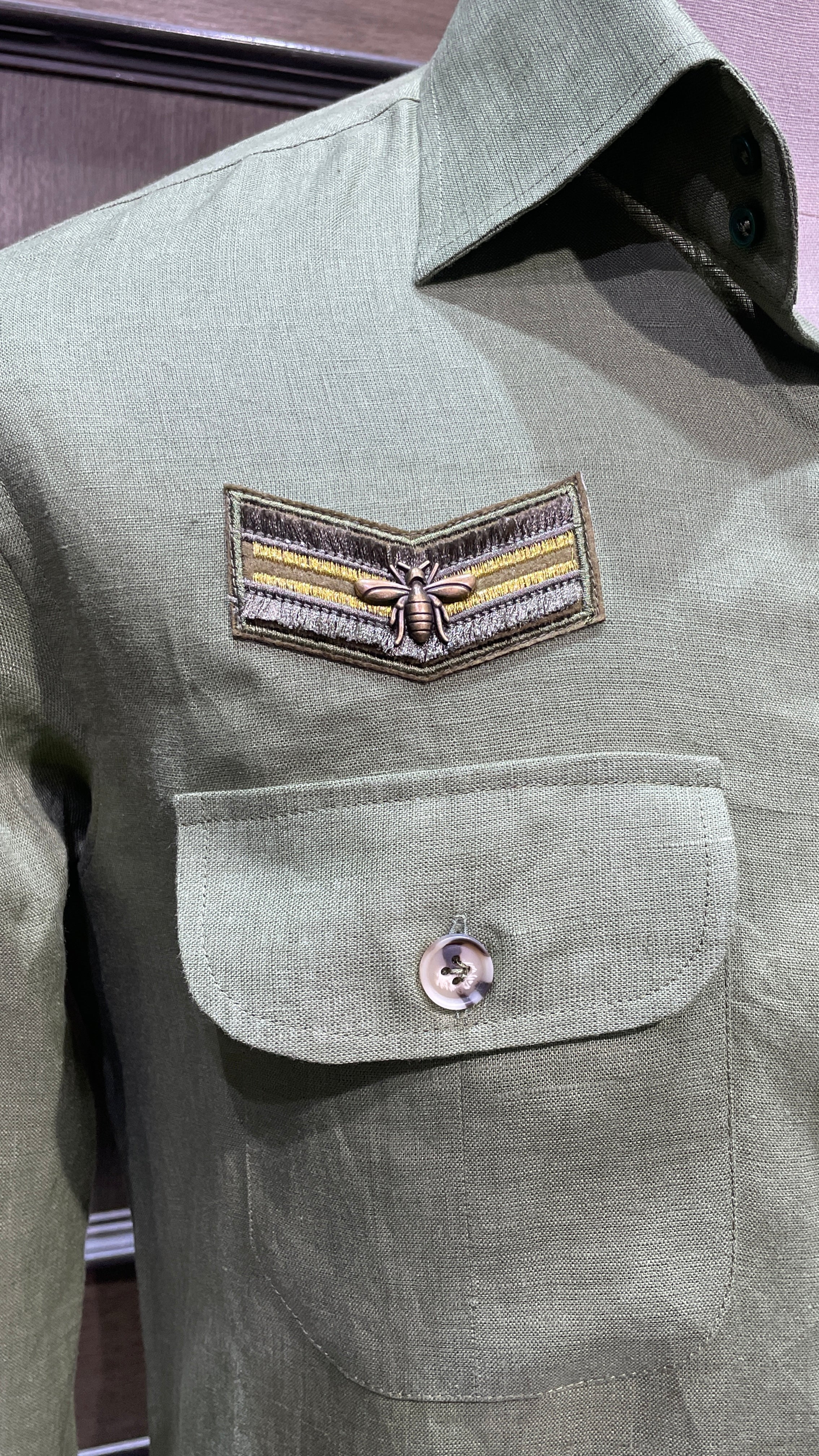Green linen safari shirt with embroidered badges - Image 3