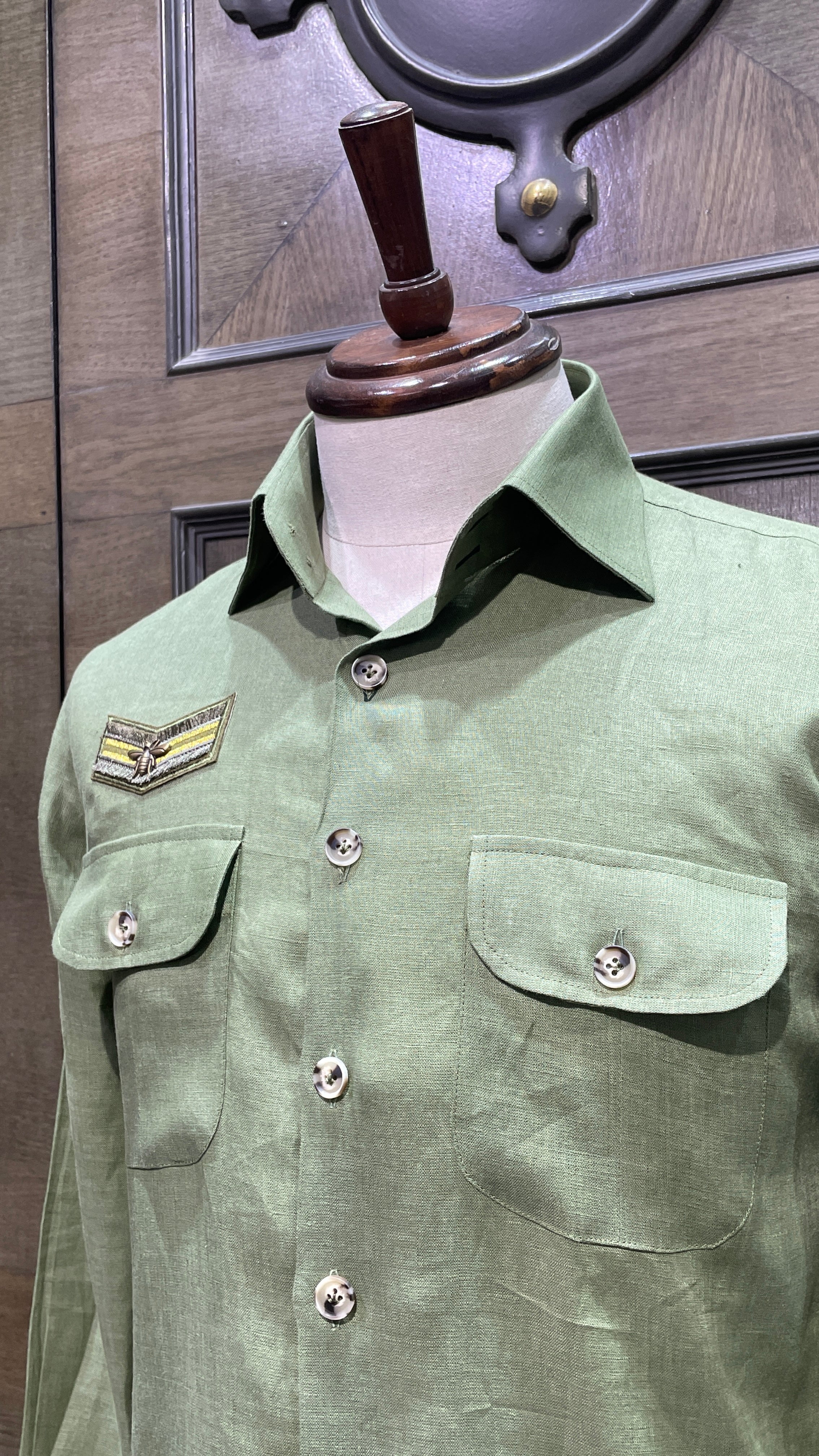 Green linen safari shirt with embroidered badges - Image 4