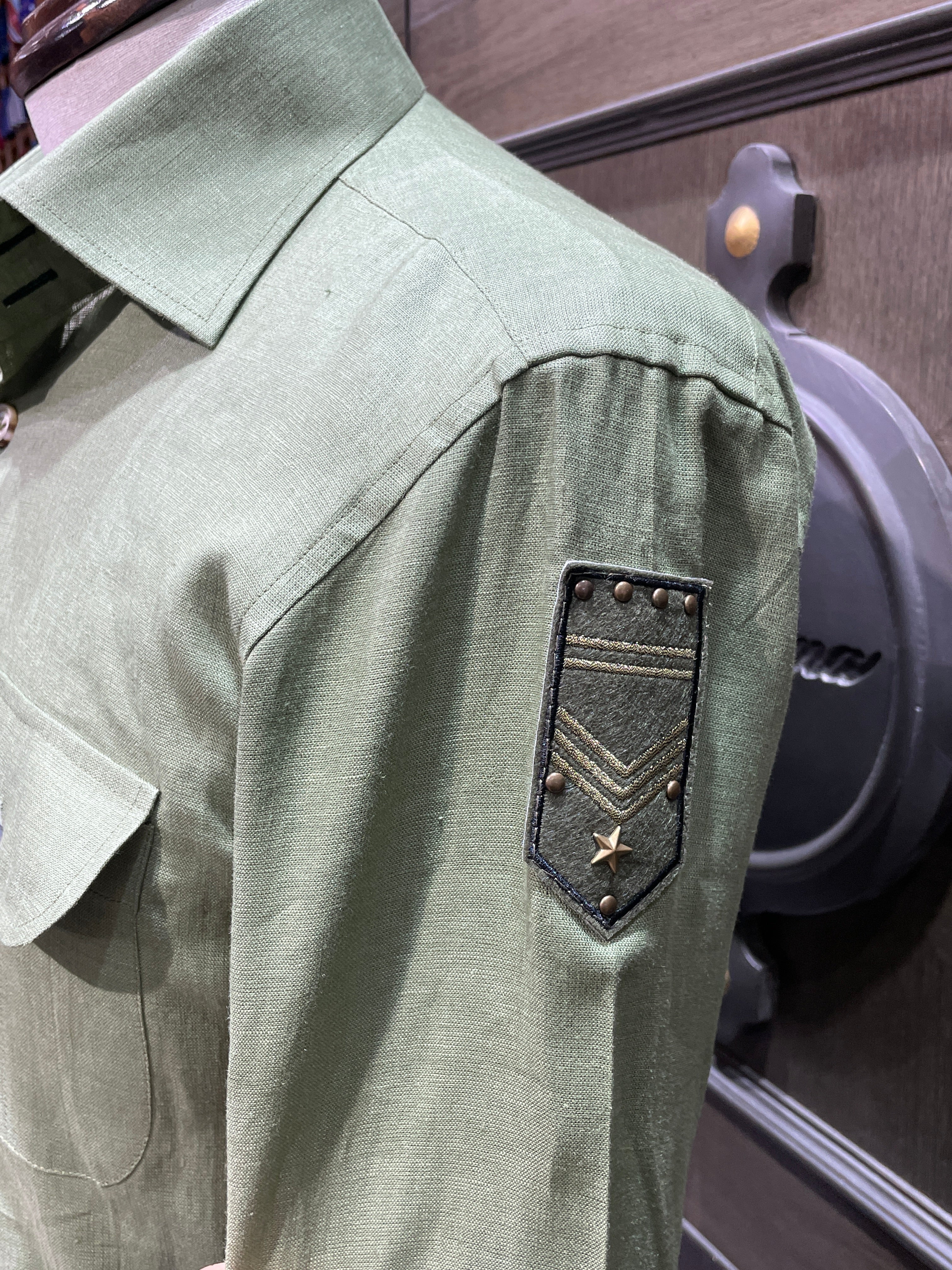 Green linen safari shirt with embroidered badges - Image 5