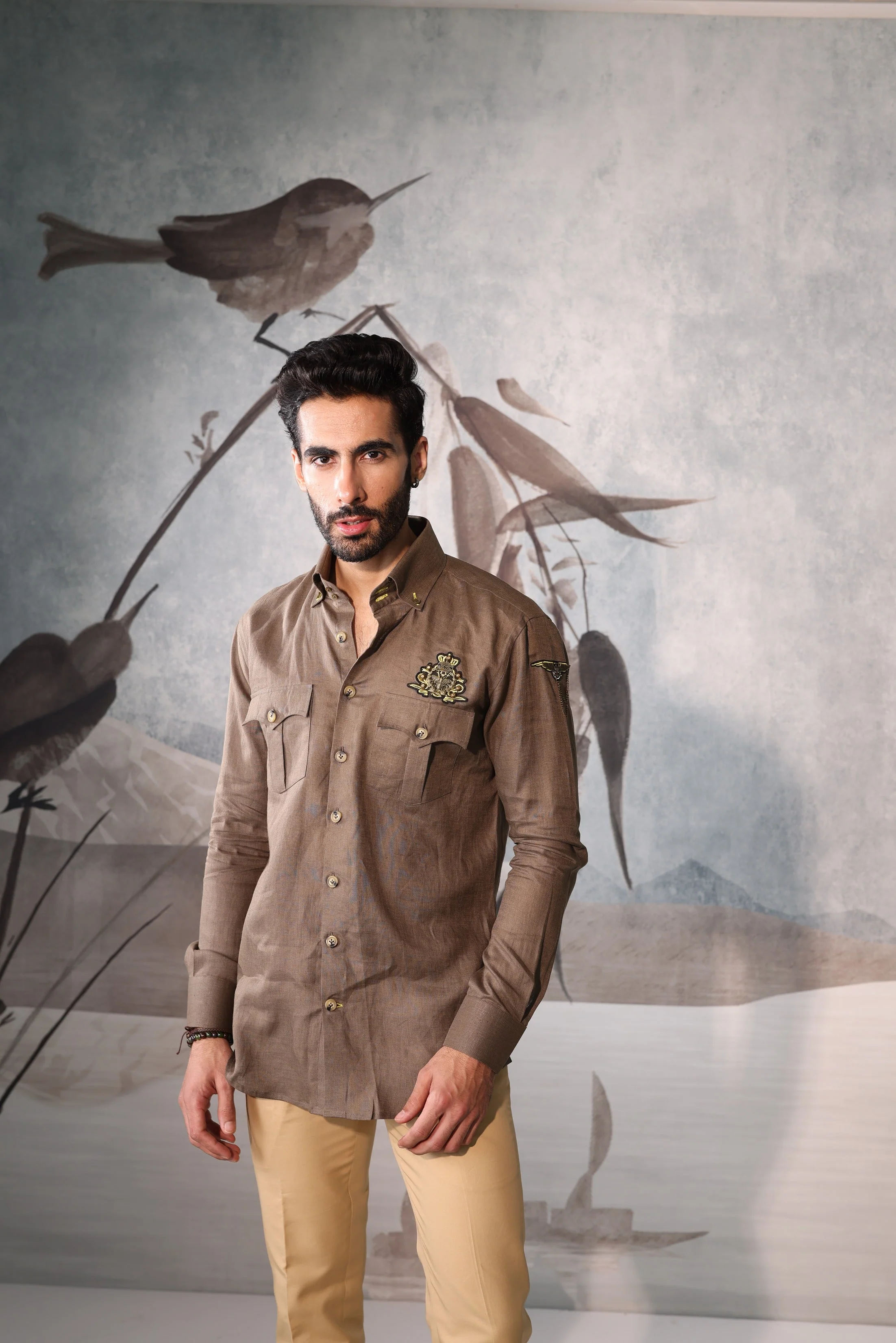 Desert khakhi linen safari shirt with embroidered badges - Image 3