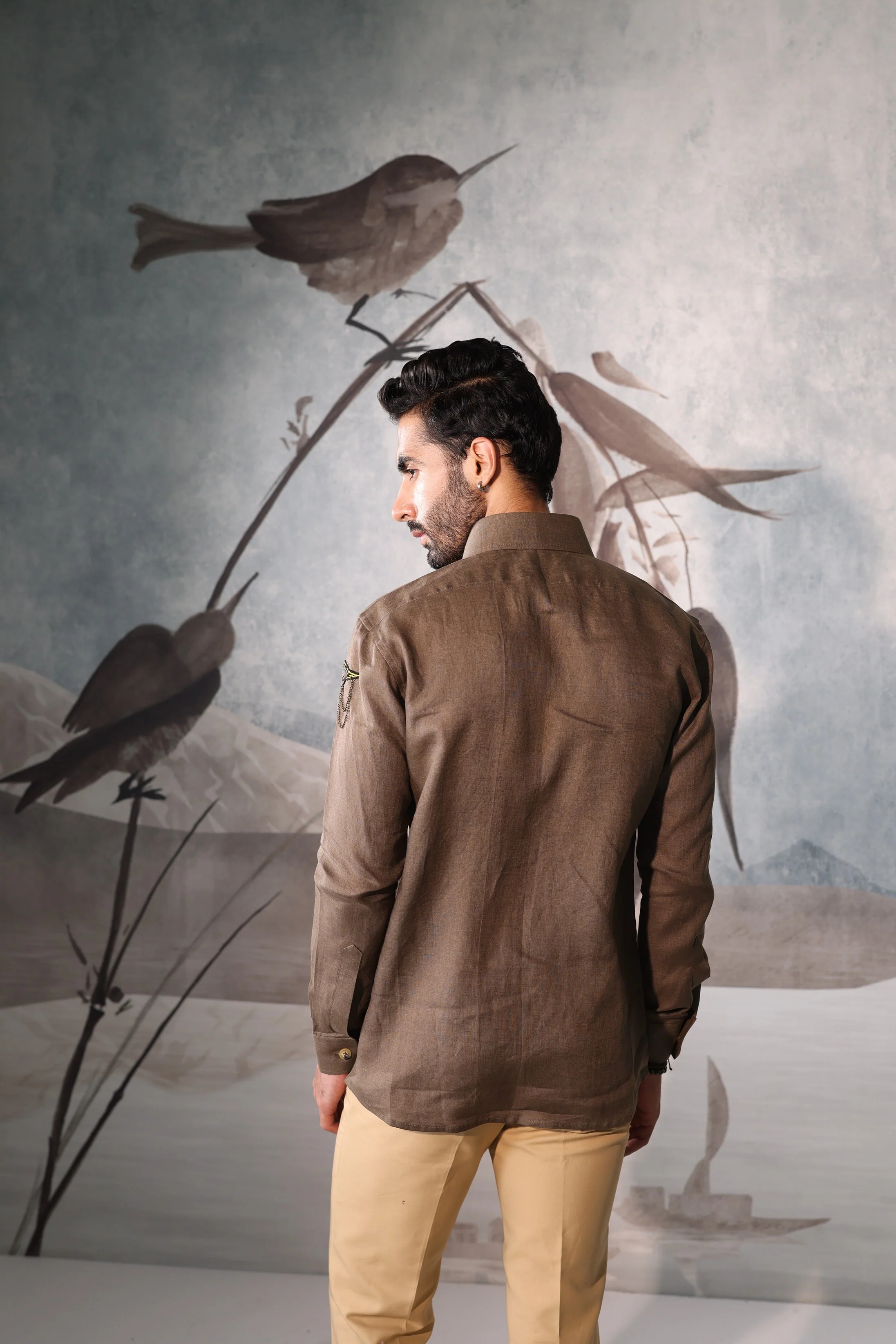 Desert khakhi linen safari shirt with embroidered badges - Image 4