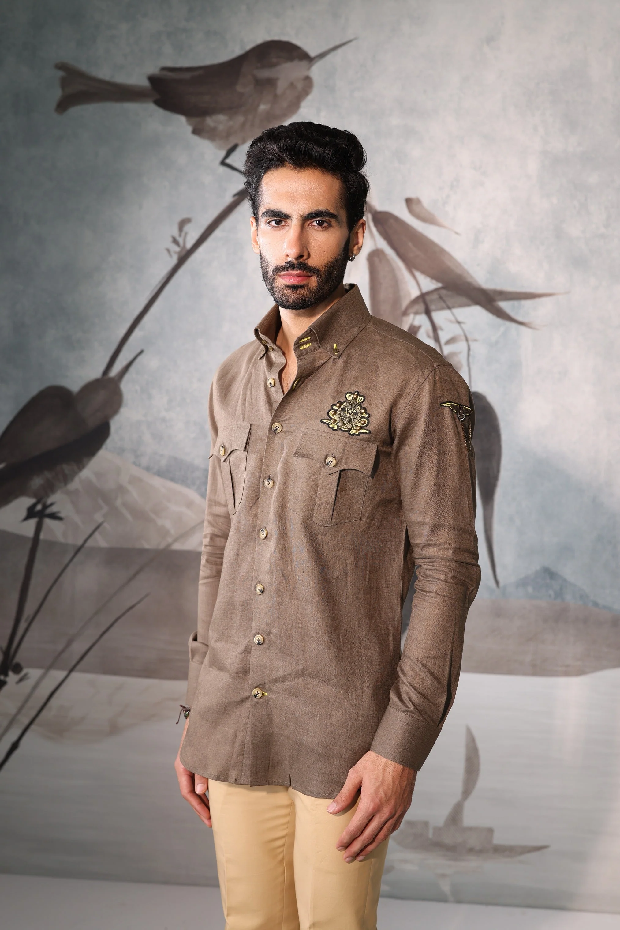 Desert khakhi linen safari shirt with embroidered badges - Image 5