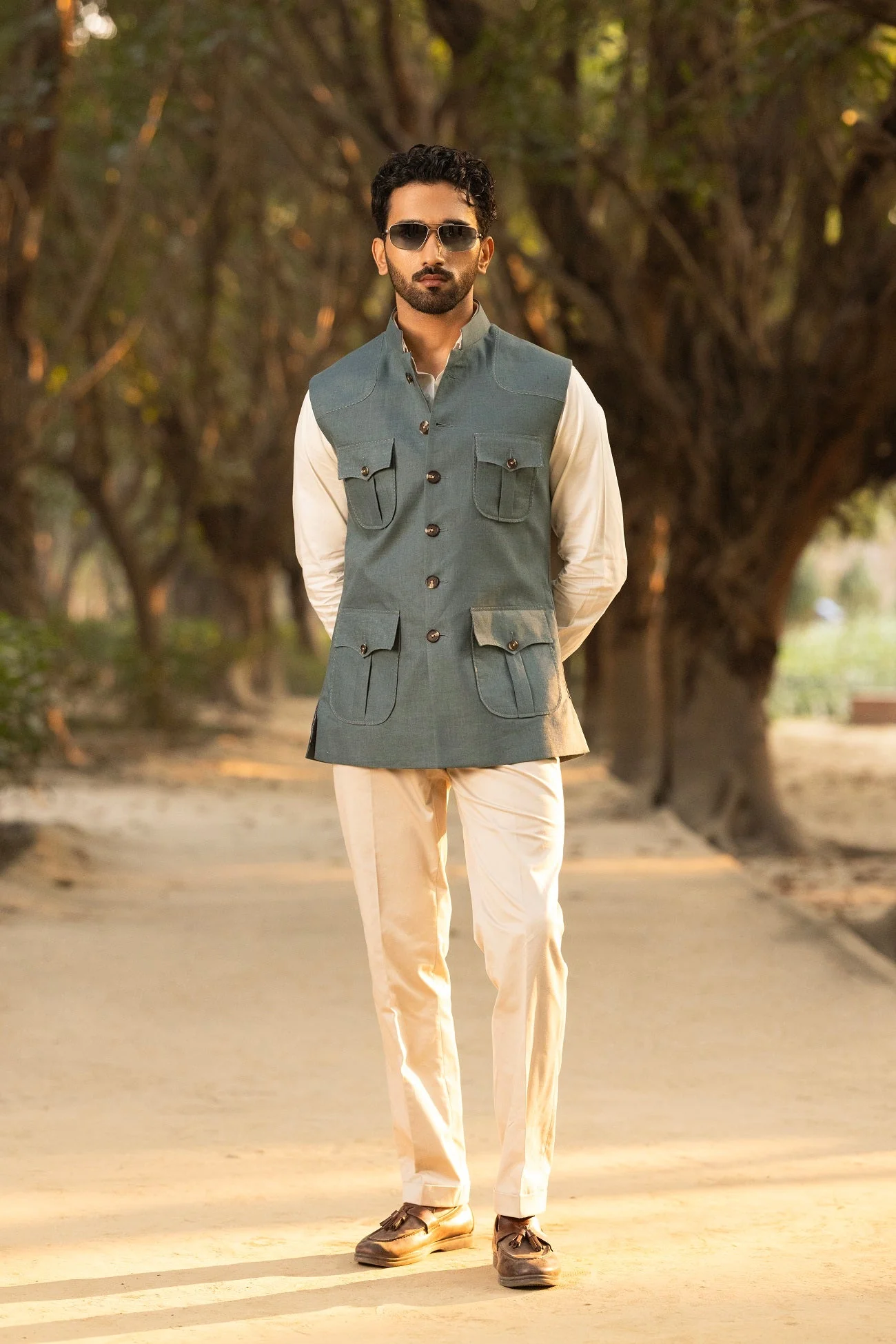 GREEN SADRI WITH FOUR POCKETS - Image 4